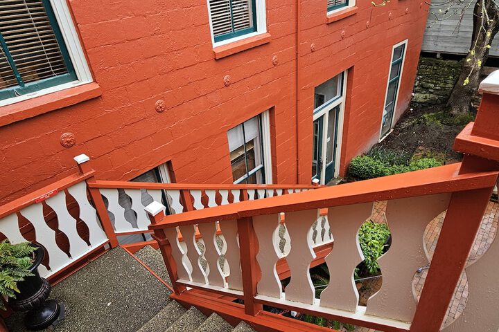 Hotel Planter
