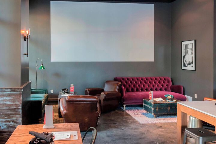 Lounge 42 of 47