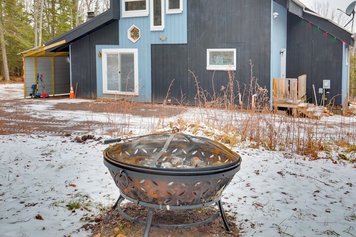 Iron River Condo w / Gas Grill Near Skiing + Hiking