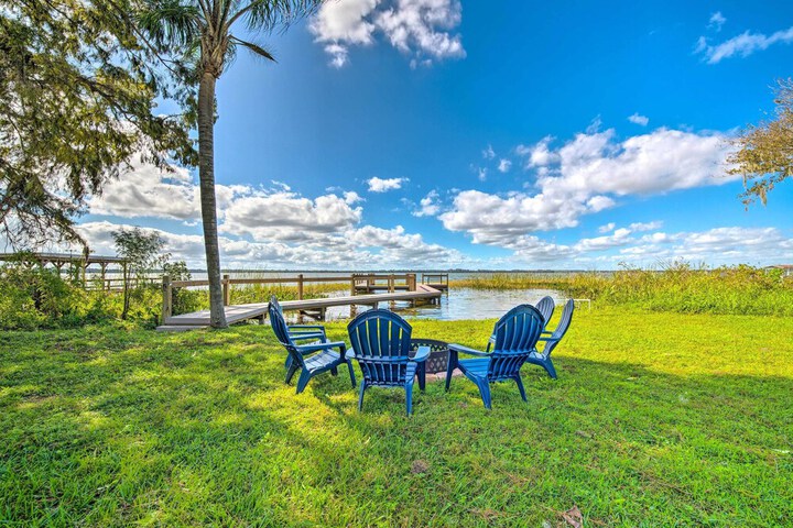 Waterfront Lake Dora Escape w / Private Dock & Slip
