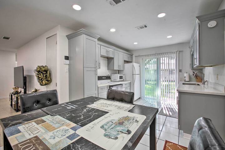 New! Laplace Townhome 9 Mi to Lake Pontchartrain!