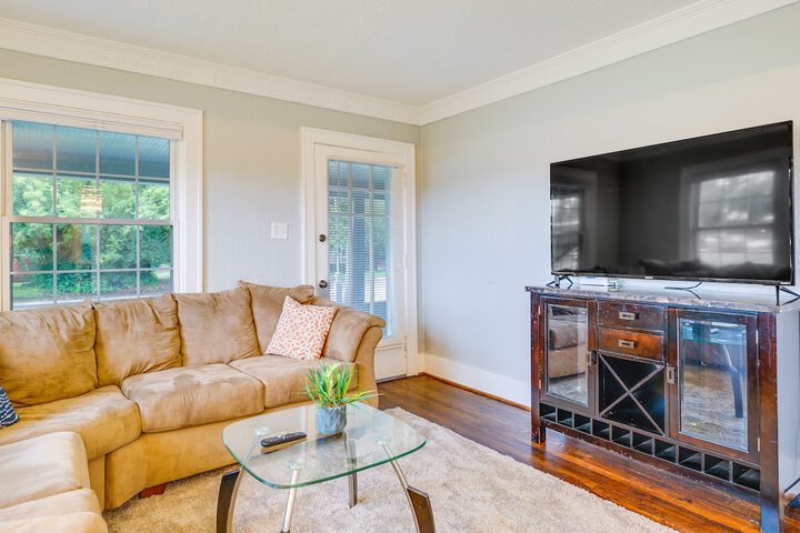 Pet-friendly Home w / Yard Near Downtown Royal Oak