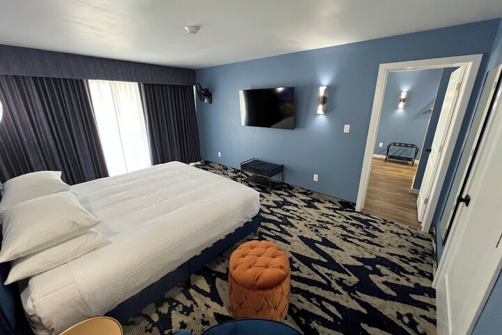 Lighthouse Inn & Suites