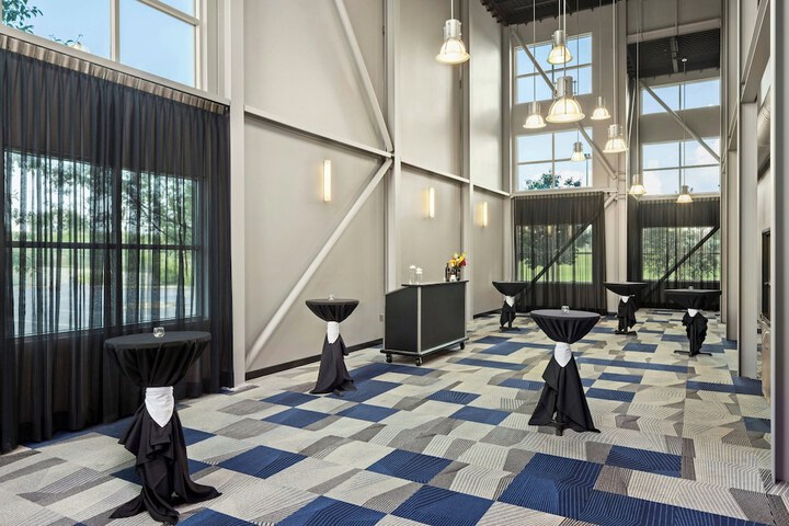 Delta Hotels by Marriott Milwaukee Northwest