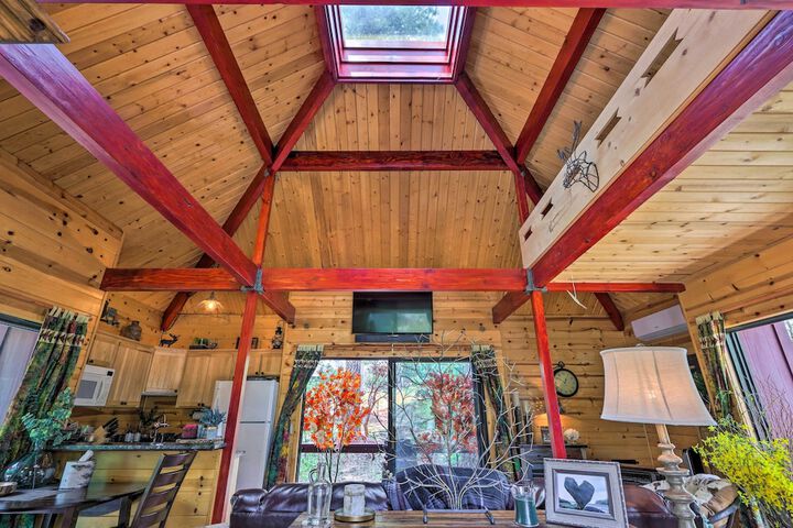 Furnished Deck: Romantic Strawberry / pine Studio!