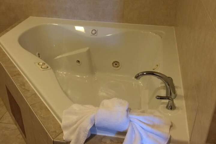 Pacer Inn & Suites Delaware
