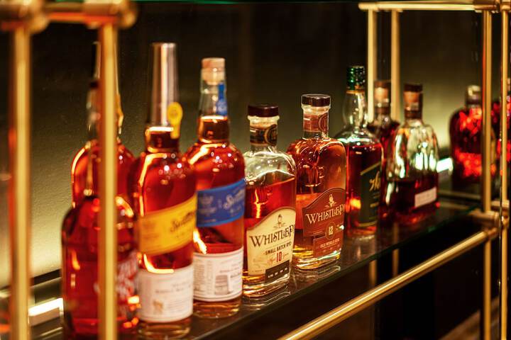 Lounge 66 of 83