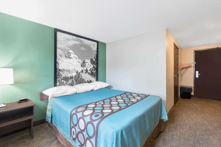 Super 8 by Wyndham Pierre SD