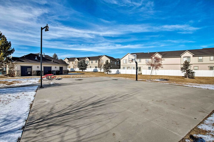 Mtn View Townhome w / Amenities 17 Mi to Snowbird!
