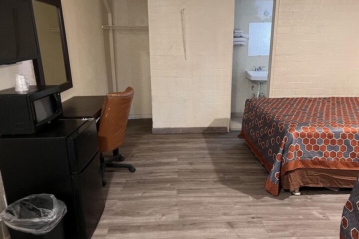 Room 11 of 16