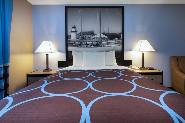 Super 8 by Wyndham Cromwell / Middletown
