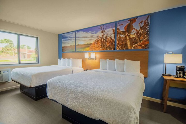 Days Inn & Suites by Wyndham Waterloo