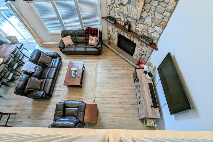 The Nest at Pinecrest by Avantstay Spacious Deck Game Room, Fire Pit