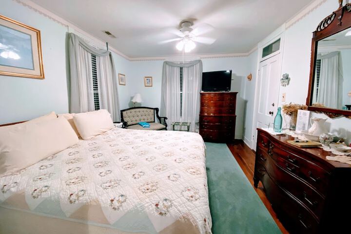 Colonial Beach Plaza Bed & Breakfast
