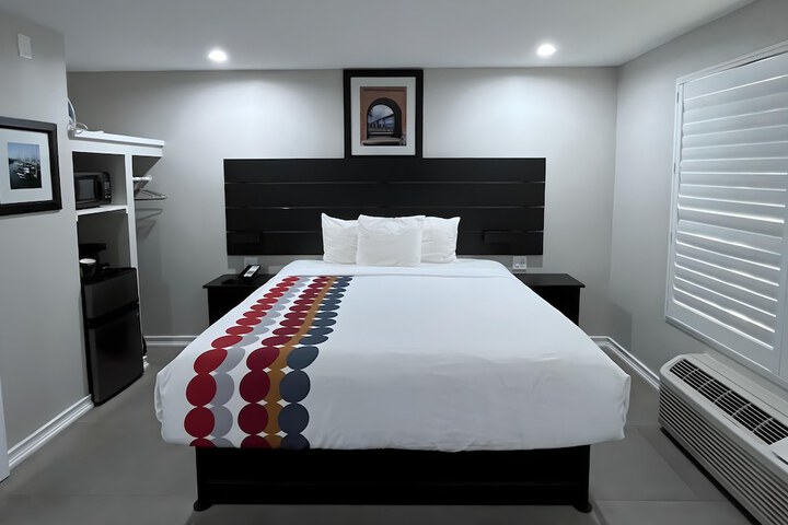 Room 11 of 30