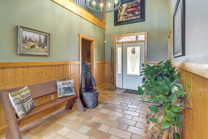 Ellijay Cabin Rental w / Hot Tub + Mountain Views!