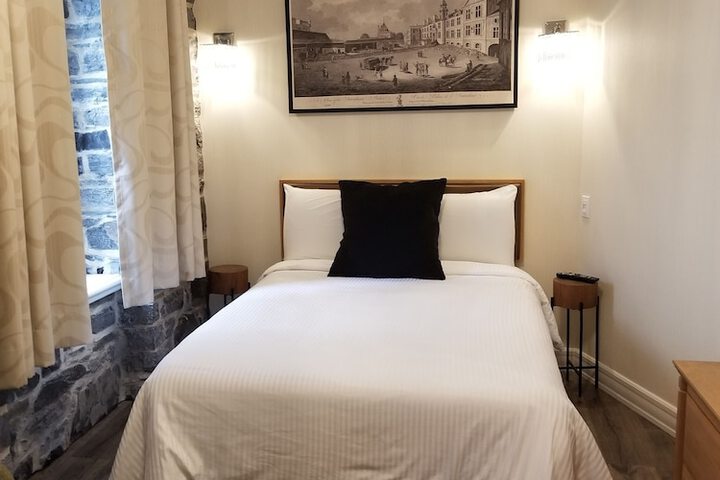 Room 9 of 42