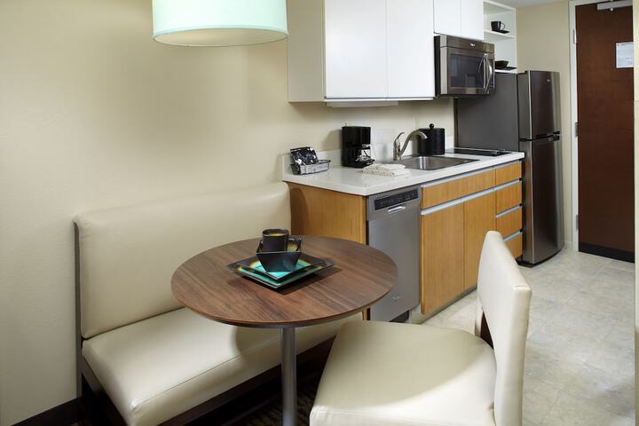 Hawthorn Suites by Wyndham Wheeling at the Highlands