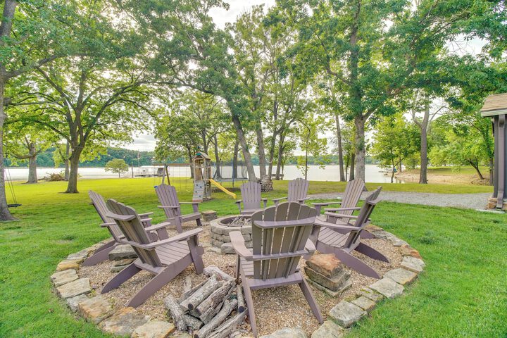 On-site Lake Access: Group Getaway in Afton