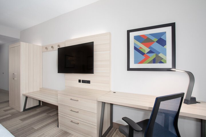 Room 32 of 66