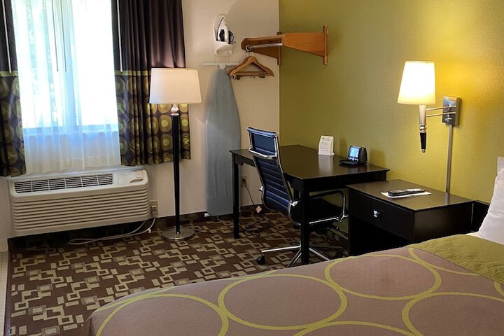 Super 8 by Wyndham Independence IA