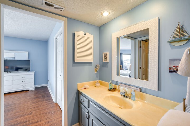 Little River Condo w / Pool Access - Near Beaches!