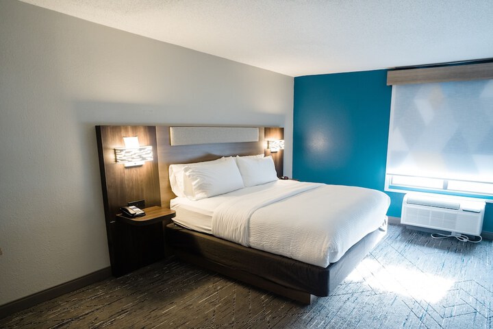 Room 33 of 61
