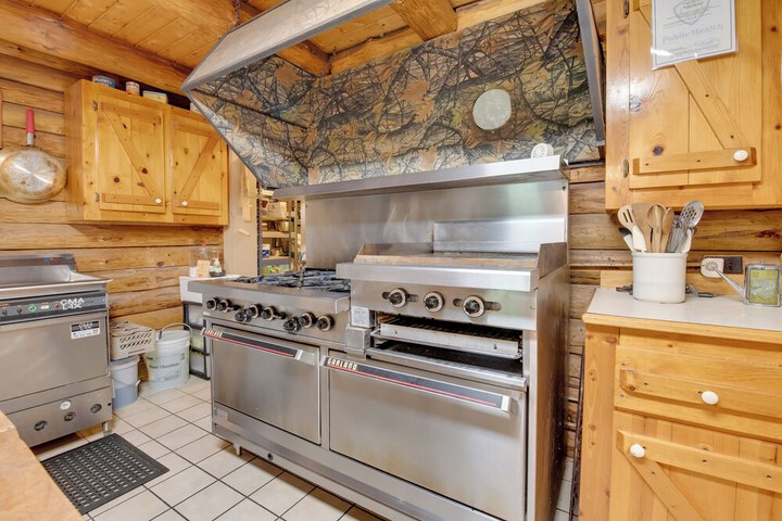 Handcrafted Log Cabin in Candor: Group Getaway!