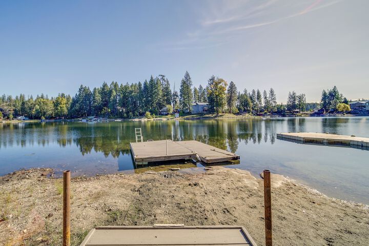 Newport Cabin on Diamond Lake w / Private Boat Dock