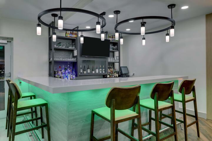 Lounge 61 of 68
