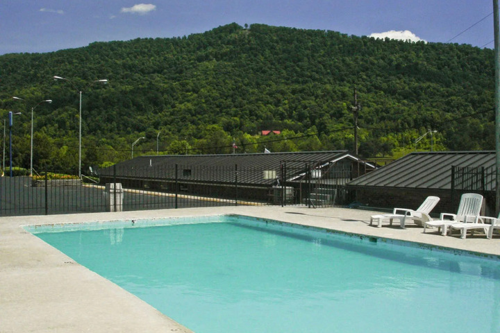PARKWAY INN JELLICO