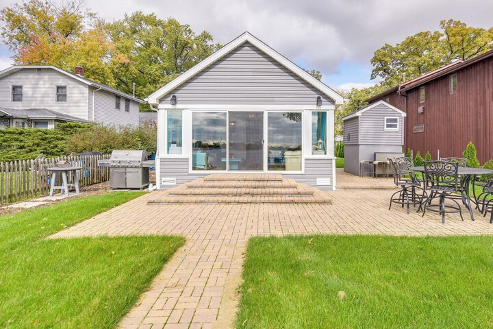 Lakefront Antioch Cottage w / Dock & Gas Grill!