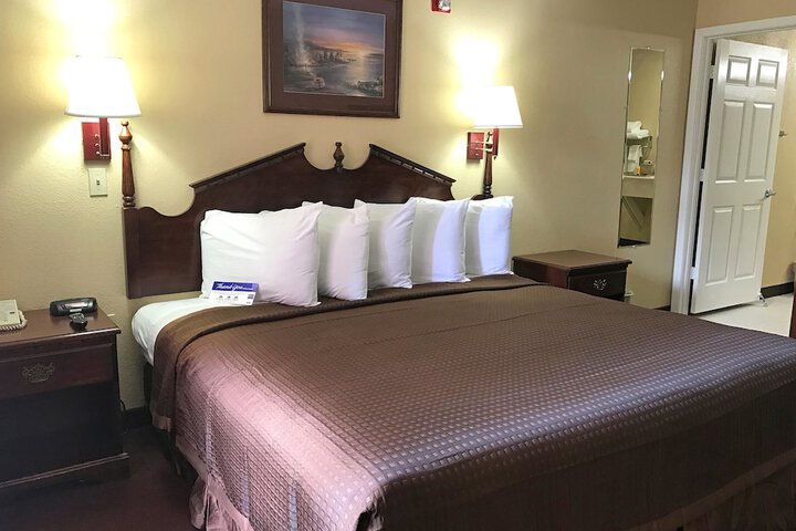 Room 7 of 12