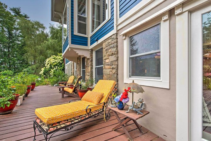 Lakefront Poconos Retreat w / Hot Tub Near Hiking!