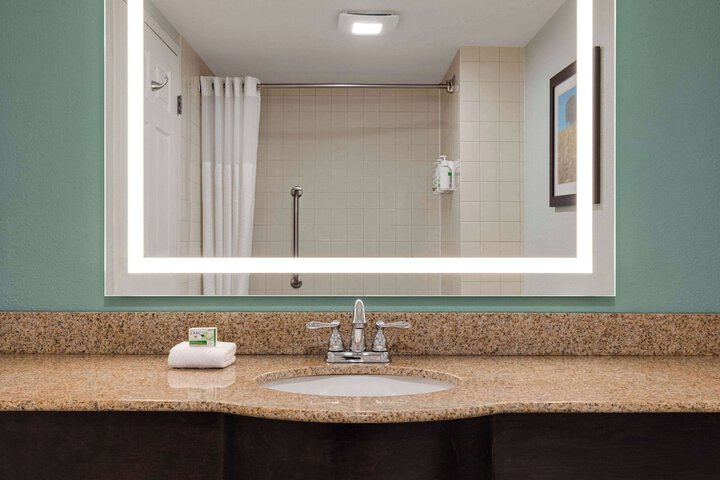 Wingate by Wyndham Green Bay / Airport