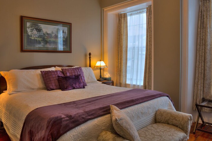 Sir Isaac Brock B & B Luxury Suites