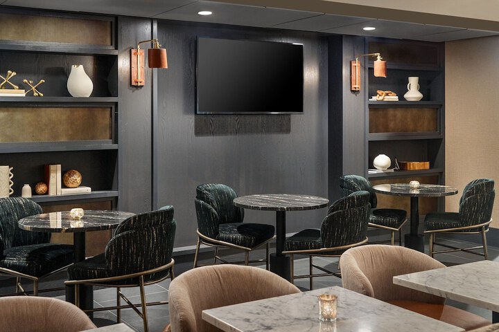 Lounge 48 of 61