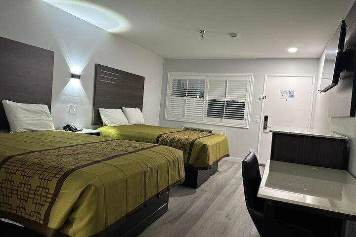 Room 4 of 10
