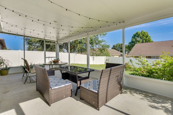 Charming Leesburg Getaway w / Screened Porch!