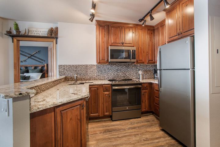 Zephyr Mountain Lodge Condo | 2 Bedrooms Lower Hughes View w / Ski Storage (Premium-Rated Condo 1317)
