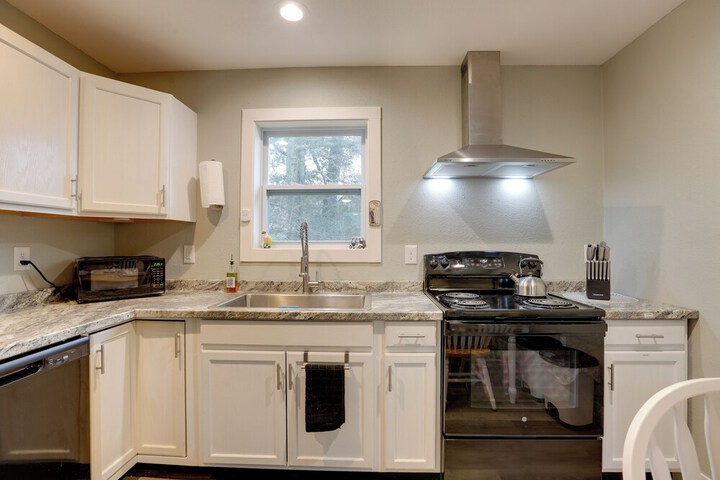Kitty Hawk Apartment w / Hot Tub - 1 Mi to Beach!