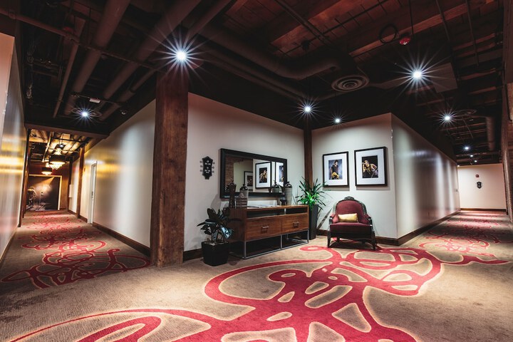 Ballroom/Hall 31 of 36