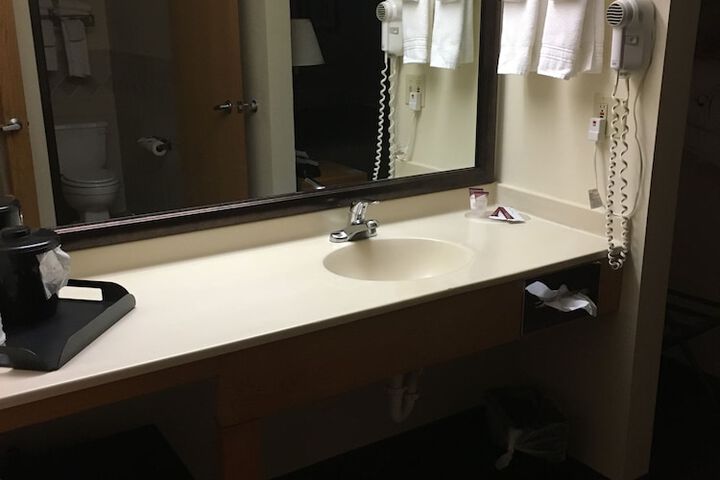 Moose Lake Lodge & Suites