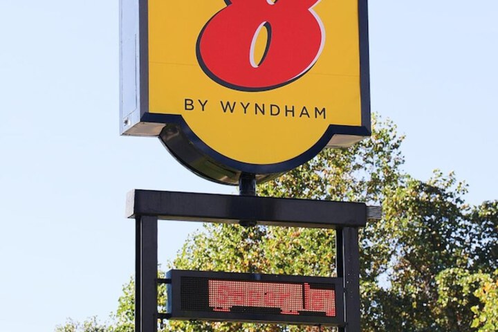 Super 8 by Wyndham Marion NC