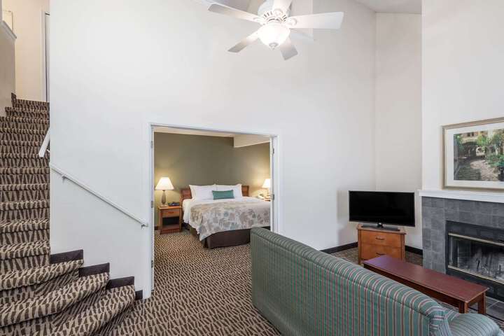 Suite 8 of 14