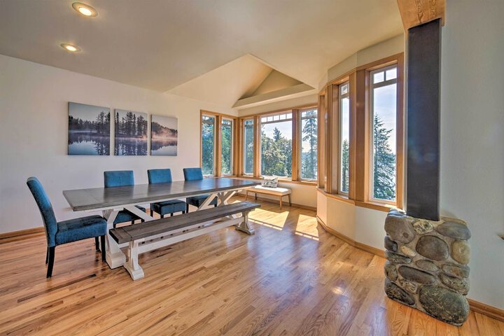 Spacious Lake Stevens Home w / Fire Pit Patio