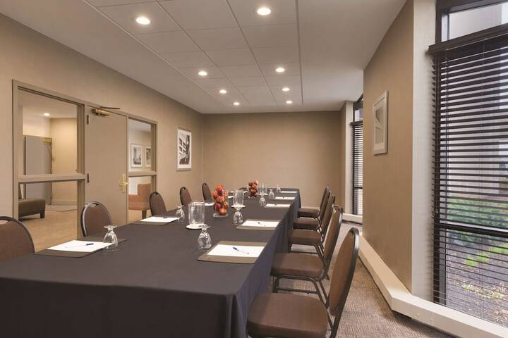 Embassy Suites by Hilton Milwaukee Brookfield