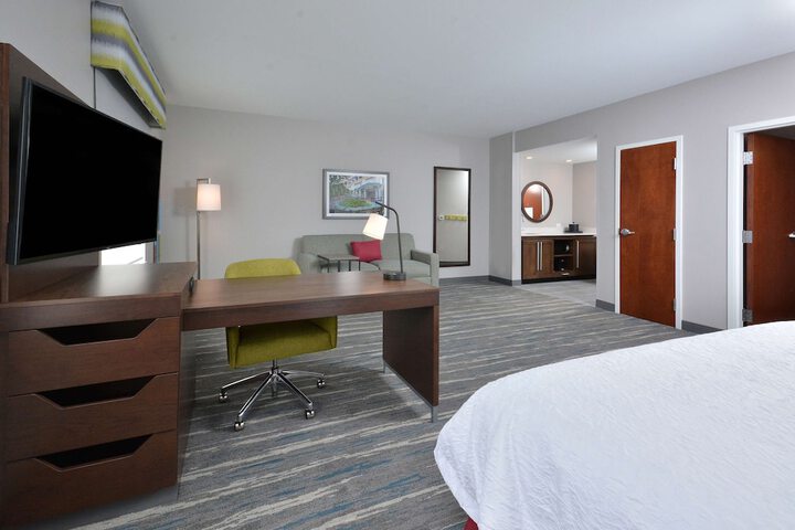 Lounge 72 of 79