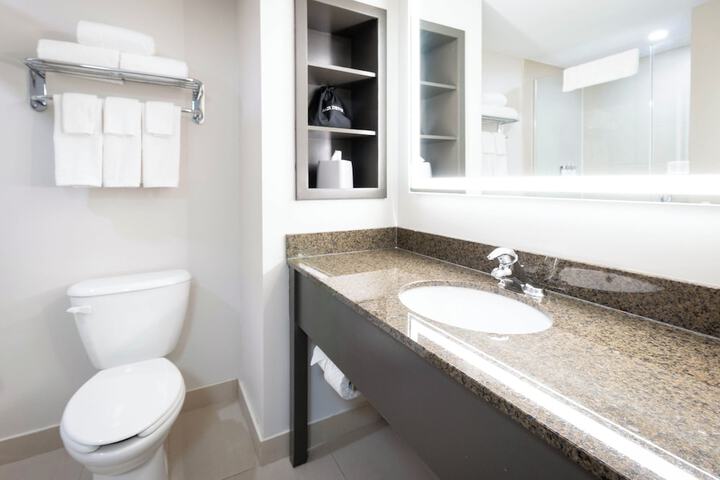 Holiday Inn Express & Suites Kingston Central by IHG