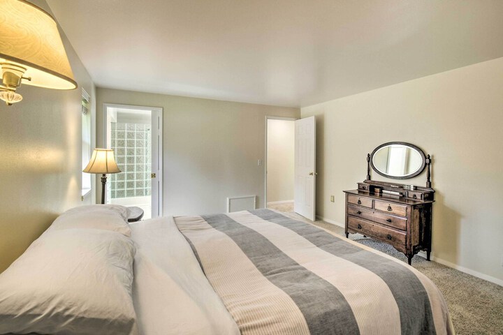 Spacious Family Home on Golf Course: Hike & Bike!